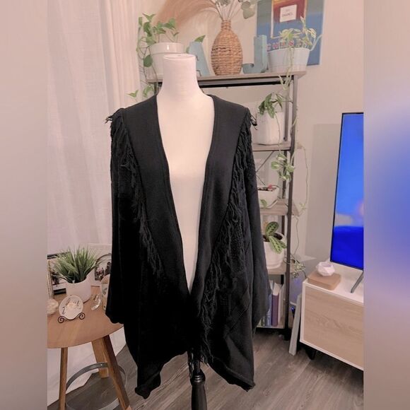 Beautiful pancho style thick sweater w arm holes by MUAN - Picture 3 of 7